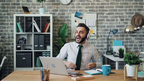 5 Attitude Buruk Pria di Kantor yang Wajib Kamu Hindari .